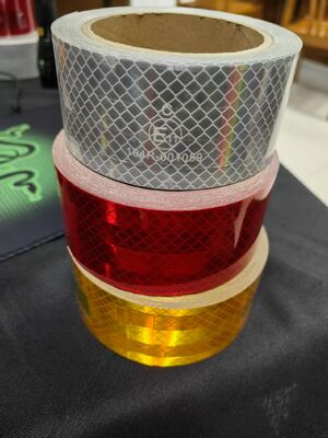 ECE104R トラックの安全のためのメタライズされた黄色 E11 反射テープ