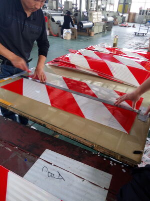 カスタムロゴスクリーン印刷シェブロンリフレクター反射ステッカー長方形黄赤プリズム反射テープステッカー